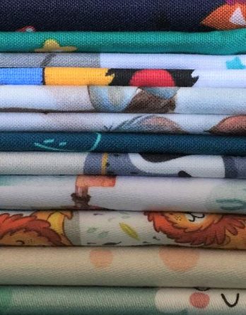 2m gemischtes Baumwollstoff Stoffreste Überraschungspaket / für Mädchen und Jungen | 20cm bis 45cm hoch bei voller Breite | 100% Baumwolle – 130g/m2 bis 150g/m2 – Ökotex 2m gemischtes Baumwollstoff Stoffreste Überraschungspaket / für Mädchen und Jungen | 20cm bis 45cm hoch bei voller Breite | 100% Baumwolle – 130g/m2 bis 150g/m2 – Ökotex