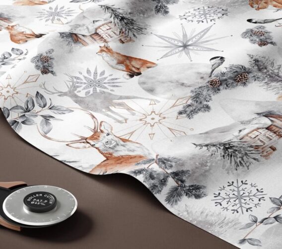 0,5m Baumwollstoff mit Hirsche, Füchse und Eichhörnchen sowie Sterne, Schneeflocken und Hütten im Schnee – grau braun silber weiß – Winter Weihnachtsstoff mit Motive für Weihnachten – Winterwald