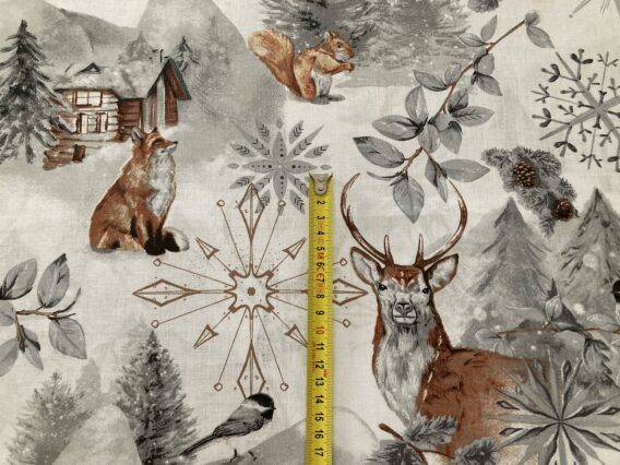 0,5m Baumwollstoff mit Hirsche, Füchse und Eichhörnchen sowie Sterne, Schneeflocken und Hütten im Schnee – grau braun silber weiß – Winter Weihnachtsstoff mit Motive für Weihnachten – Winterwald