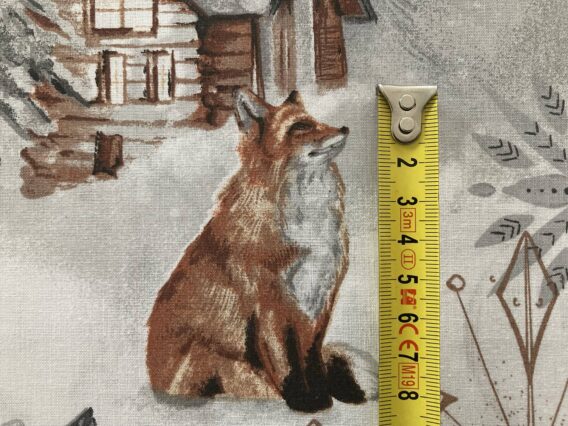0,5m Baumwollstoff mit Hirsche, Füchse und Eichhörnchen sowie Sterne, Schneeflocken und Hütten im Schnee – grau braun silber weiß – Winter Weihnachtsstoff mit Motive für Weihnachten – Winterwald