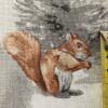 0,5m Baumwollstoff mit Hirsche, Füchse und Eichhörnchen sowie Sterne, Schneeflocken und Hütten im Schnee – grau braun silber weiß – Winter Weihnachtsstoff mit Motive für Weihnachten – Winterwald