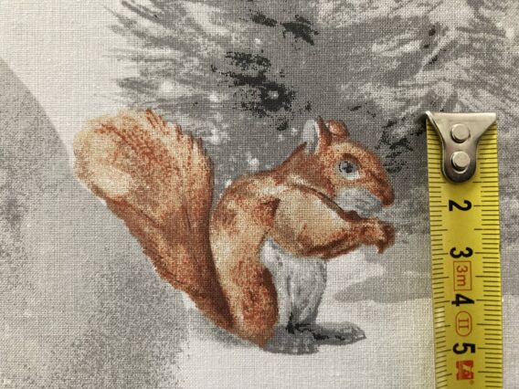 0,5m Baumwollstoff mit Hirsche, Füchse und Eichhörnchen sowie Sterne, Schneeflocken und Hütten im Schnee – grau braun silber weiß – Winter Weihnachtsstoff mit Motive für Weihnachten – Winterwald