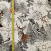 0,5m Baumwollstoff mit Hirsche, Füchse und Eichhörnchen sowie Sterne, Schneeflocken und Hütten im Schnee – grau braun silber weiß – Winter Weihnachtsstoff mit Motive für Weihnachten – Winterwald
