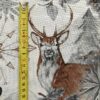 0,5m Baumwollstoff mit Hirsche, Füchse und Eichhörnchen sowie Sterne, Schneeflocken und Hütten im Schnee – grau braun silber weiß – Winter Weihnachtsstoff mit Motive für Weihnachten – Winterwald