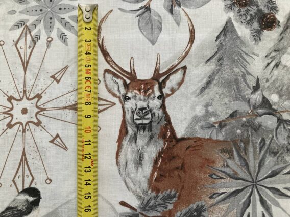 0,5m Baumwollstoff mit Hirsche, Füchse und Eichhörnchen sowie Sterne, Schneeflocken und Hütten im Schnee – grau braun silber weiß – Winter Weihnachtsstoff mit Motive für Weihnachten – Winterwald