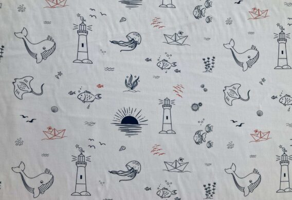 Meterware ab 25cm: 0,25m maritimer Baumwollstoff mit Fische, Leuchtturm und Boote am Meer – Meerestiere, Muscheln, Rochen, Quallen, usw. – Sommer Kinderstoff – Digital – Ökotex – Happy Sea