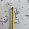 Meterware ab 25cm: 0,25m maritimer Baumwollstoff mit Fische, Leuchtturm und Boote am Meer – Meerestiere, Muscheln, Rochen, Quallen, usw. – Sommer Kinderstoff – Digital – Ökotex – Happy Sea