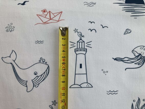 Meterware ab 25cm: 0,25m maritimer Baumwollstoff mit Fische, Leuchtturm und Boote am Meer – Meerestiere, Muscheln, Rochen, Quallen, usw. – Sommer Kinderstoff – Digital – Ökotex – Happy Sea