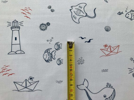 Meterware ab 25cm: 0,25m maritimer Baumwollstoff mit Fische, Leuchtturm und Boote am Meer – Meerestiere, Muscheln, Rochen, Quallen, usw. – Sommer Kinderstoff – Digital – Ökotex – Happy Sea