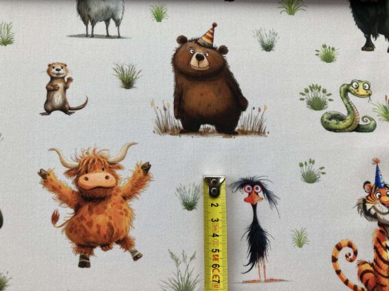 Meterware ab 25cm: 0,25m Baumwollstoff mit Wildtiere der Savanne – Löwe, Tiger, Erdmännchen, Tapir, Alpaka, Giraffe, Bär, Yak, usw. – Mädchen und Jungen Kinderstoff – Digital – Ökotex – Safariliebe