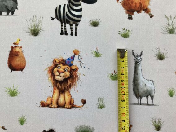 Meterware ab 25cm: 0,25m Baumwollstoff mit Wildtiere der Savanne – Löwe, Tiger, Erdmännchen, Tapir, Alpaka, Giraffe, Bär, Yak, usw. – Mädchen und Jungen Kinderstoff – Digital – Ökotex – Safariliebe