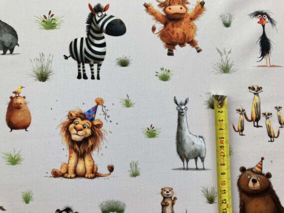 Meterware ab 25cm: 0,25m Baumwollstoff mit Wildtiere der Savanne – Löwe, Tiger, Erdmännchen, Tapir, Alpaka, Giraffe, Bär, Yak, usw. – Mädchen und Jungen Kinderstoff – Digital – Ökotex – Safariliebe