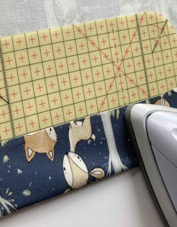 Praktisches Nähzubehör für Messen, Zeichnen und Bügeln – gelbe Bügelhilfe – Kantenformer – Bügellineal – 20 x 10 cm Praktisches Nähzubehör für Messen, Zeichnen und Bügeln – gelbe Bügelhilfe – Kantenformer – Bügellineal – 20 x 10 cm