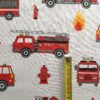 0,5m fester Jungen Baumwollstoff mit Fahrzeuge der Feuerwehr – Kranwagen Löschleiter Warnkegel Feuerlöscher – rot weiß schwarz orange – Digital – Ökotex