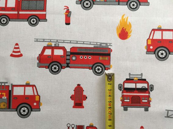0,5m fester Jungen Baumwollstoff mit Fahrzeuge der Feuerwehr – Kranwagen Löschleiter Warnkegel Feuerlöscher – rot weiß schwarz orange – Digital – Ökotex