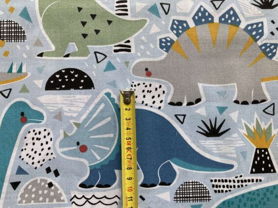 0,5m fester Jungen Dino Baumwollstoff mit Tiere – Dinosaurier auf blau – grün orange grau – Digital – Ökotex