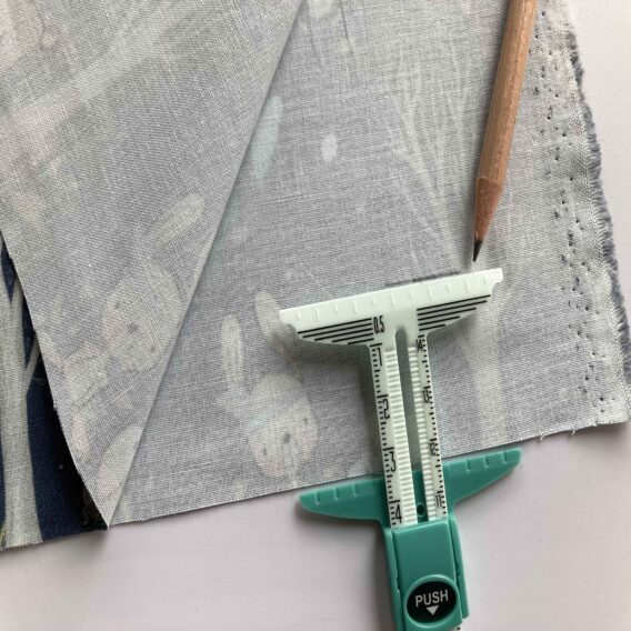 3-teiliges Nähzubehör Set – Lineal zum Nähen, Basteln und Stricken – T-Gleitlehre, Strick- und Nähmaß und Saummaß – ideal für perfekte Nähte und Säume – Saumhilfe für Nähmaschine, Bügelhilfe