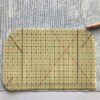 Praktisches Nähzubehör für Messen, Zeichnen und Bügeln – gelbe Bügelhilfe – Kantenformer – Bügellineal – 20 x 10 cm