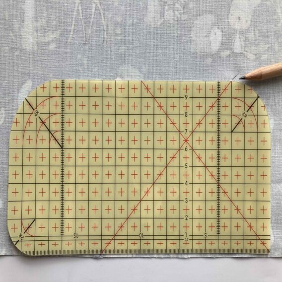 Praktisches Nähzubehör für Messen, Zeichnen und Bügeln – gelbe Bügelhilfe – Kantenformer – Bügellineal – 20 x 10 cm