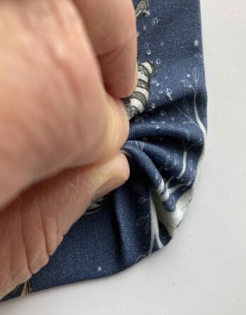 Praktisches Nähzubehör für Messen, Zeichnen und Bügeln – gelbe Bügelhilfe – Kantenformer – Bügellineal – 20 x 10 cm