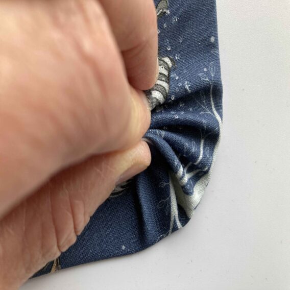 Praktisches Nähzubehör für Messen, Zeichnen und Bügeln – gelbe Bügelhilfe – Kantenformer – Bügellineal – 20 x 10 cm