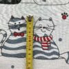 0,5m fester Baumwollstoff mit süße Katzen, Mäuse und Pfoten in Meterware – Mädchen Kinderstoff und für Katzenfreunde – rot schwarz weiß – Digital – Ökotex