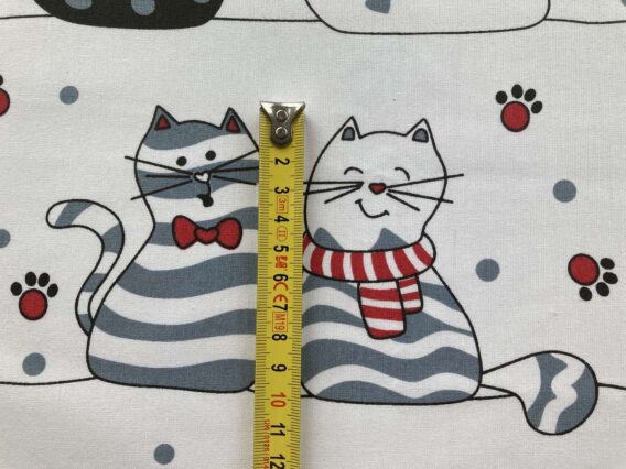 0,5m fester Baumwollstoff mit süße Katzen, Mäuse und Pfoten in Meterware – Mädchen Kinderstoff und für Katzenfreunde – rot schwarz weiß – Digital – Ökotex