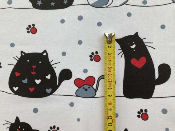 0,5m fester Baumwollstoff mit süße Katzen, Mäuse und Pfoten in Meterware – Mädchen Kinderstoff und für Katzenfreunde – rot schwarz weiß – Digital – Ökotex