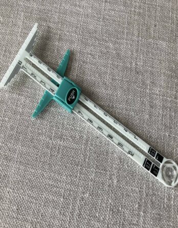 Nählineal mit T-Schieblehre zum Nähen – nützliches Nähzubehör und wertvoller Nähhelfer mit cm-Angaben – Saumlehre, Gleitlehre in grün – 16,5cm lang Nählineal mit T-Schieblehre zum Nähen – nützliches Nähzubehör und wertvoller Nähhelfer mit cm-Angaben – Saumlehre, Gleitlehre in grün – 16,5cm lang