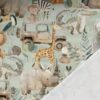 0,5m French Terry Sweat Stoff mit süße Tiere in der Savanne – Löwe, Elefant, Krokodil, Tiger, Giraffe, Affe, Zebra, Tiger – Wildtiere für Jungen – Digital – Ökotex – Safari auf grün