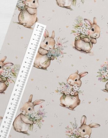 0,5m Premium Baumwollstoff mit zuckersüße Hasen, Herzen mit Blumen auf rosa – Kinderstoff für Neugeborene, Babys und Kinder – Digital – Ökotex