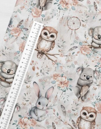 0,5m Premium Baumwollstoff mit Waldtiere, wie Hasen, Eulen, Koala Bären mit Blumen und Traumfänger – Kinderstoffe für Neugeborene, Babys und Kinder – Digital – Ökotex – Traumliebe